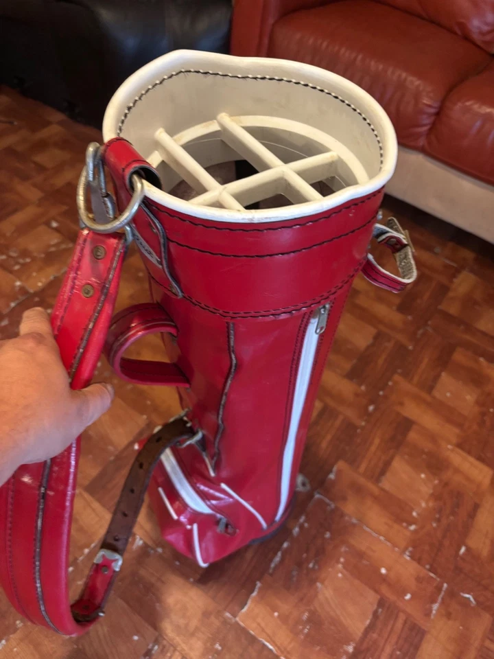 1970 复古经典 Titleist 红色/白色人造皮革高尔夫包 — 第 3/4 张图片