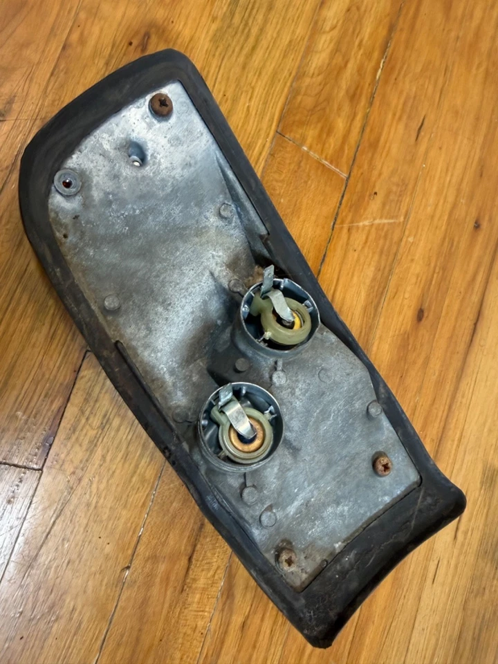 Lente de luz giratoria y carcasa Saab 99 sedán 1975-76. Delantero izquierdo Foto 4 de 4