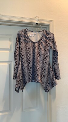 Entity NWT snake skin top size small