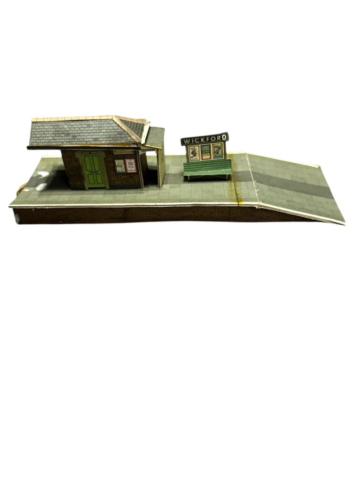 1963 MODEL RAILWAY OO GAUGE VINTAGE PRE MADE CARDBOARD PLATFORM BUILDING - Image 2 of 4