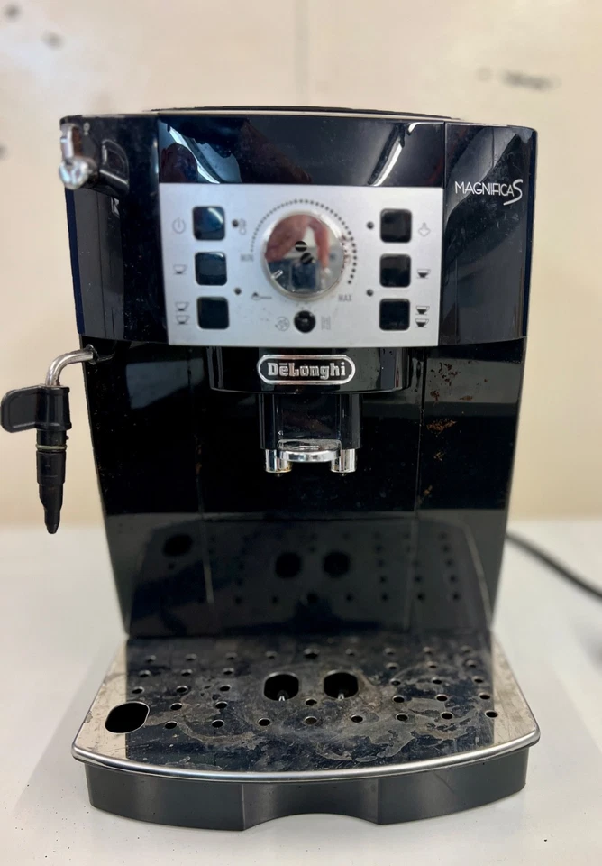 2 Kaffeemaschinen Saeco und DeLonghi Magnifica S ECAM 22.110 Kaffeevollautomat
