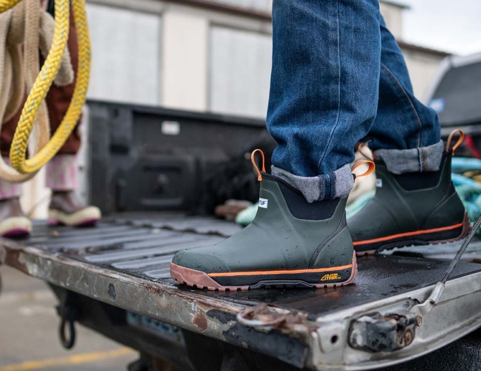 (取寄) エクストラタフ メンズ アンクル 6インチ スポーツ デック ブーツ - メンズ Xtratuf men Ankle 6in Sport Deck Boot - Men's Gray 6 Inch Ankle Boots Xtratuf Men's 6-Inch Ankle Deck Boot - 100