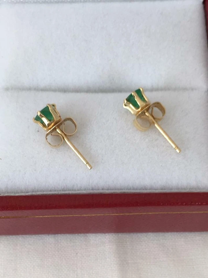 Aretes solitarios de esmeralda verde simulada de 0,30 quilates de oro amarillo de 14 quilates Foto 2 de 4