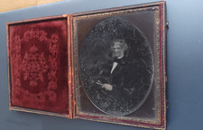 ANTIQUE DAGUERREOTYPE TINTYPE FRAMED PORTRAIT of a GENTLEMAN with BOOK