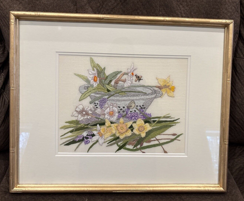 Vtg Needlepoint Embroidered Floral Scene W/ Bumblebee & Butterfly Framed 17"x21 - Picture 11 of 14