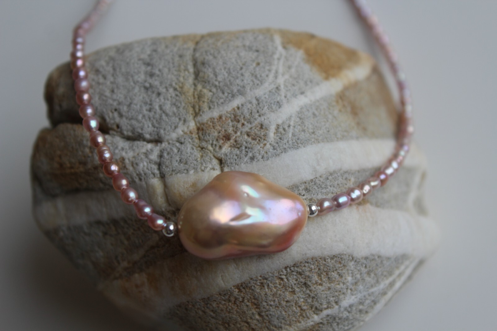 Collier perle baroque rose violette argent 925 : sublimez un cou dénudé