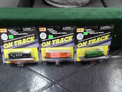 Maisto On Track Lot of 3 Die Cast Metal Toy Train Cars with display Tracks