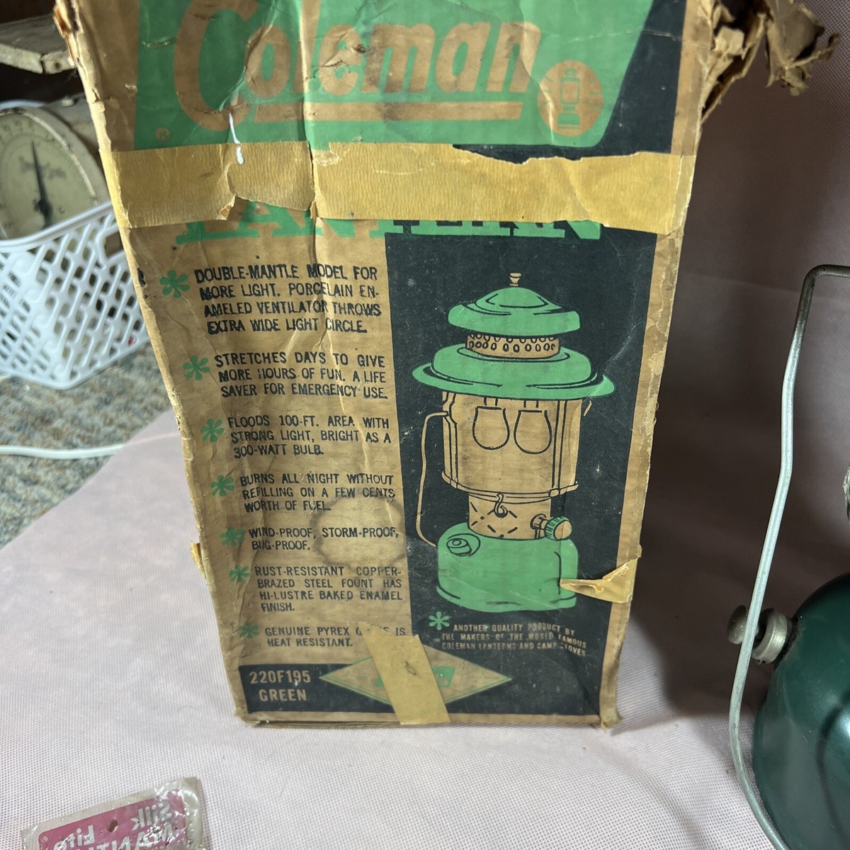 Vintage 1965 Coleman 220F 195 green camp lantern w/original