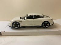 Porsche Taycan Turbo S, Bburago Modell Modellauto 1:24 Weiß