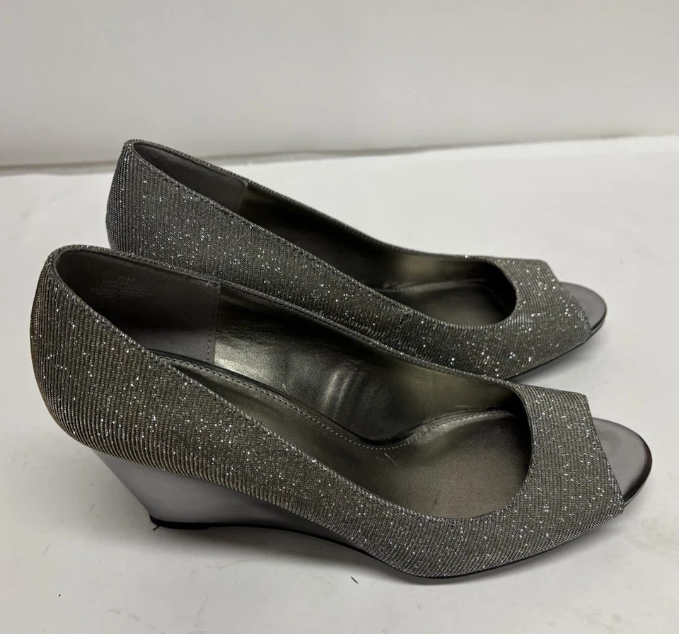 Bomba de cuña Bandolino Candra redonda punta abierta malla brillante talla 7,5 Foto 2 de 4