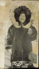 Press Photo Lorena Zeller in fur-trimmed parka, Alaska - lrb29581