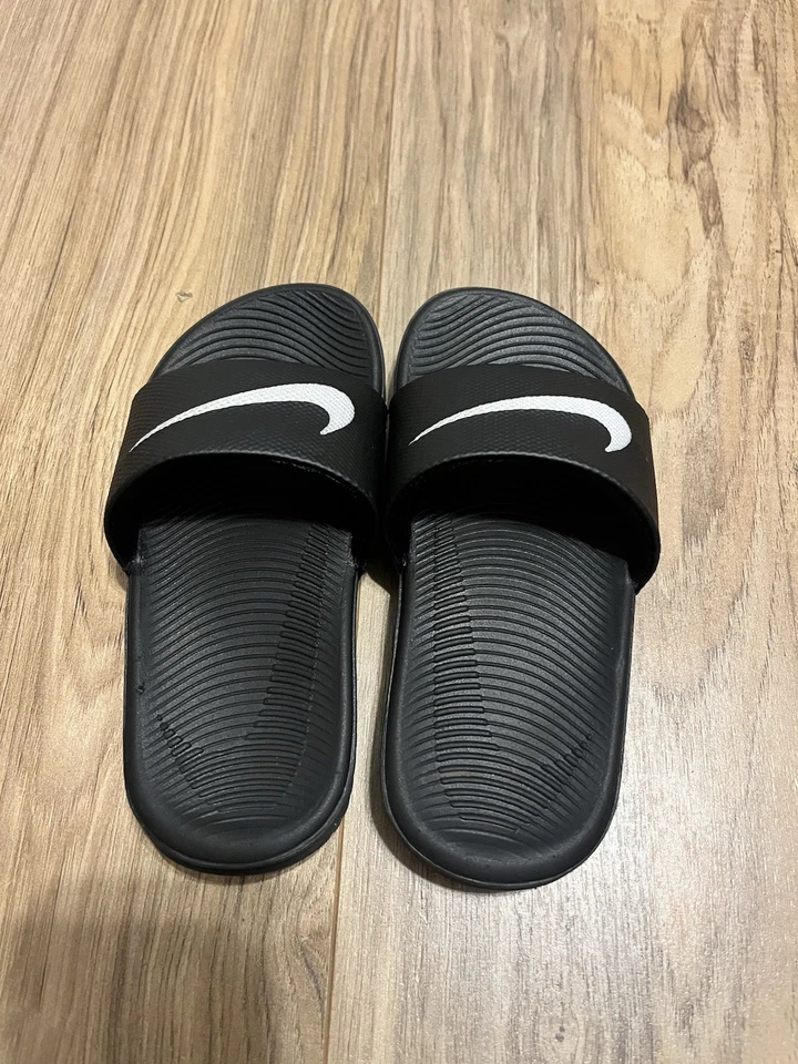 Sandalias Nike Kawa Niños Slide Negras/Blancas Talla 11C - Totalmente Nuevas (Sin Caja) Foto 3 de 4