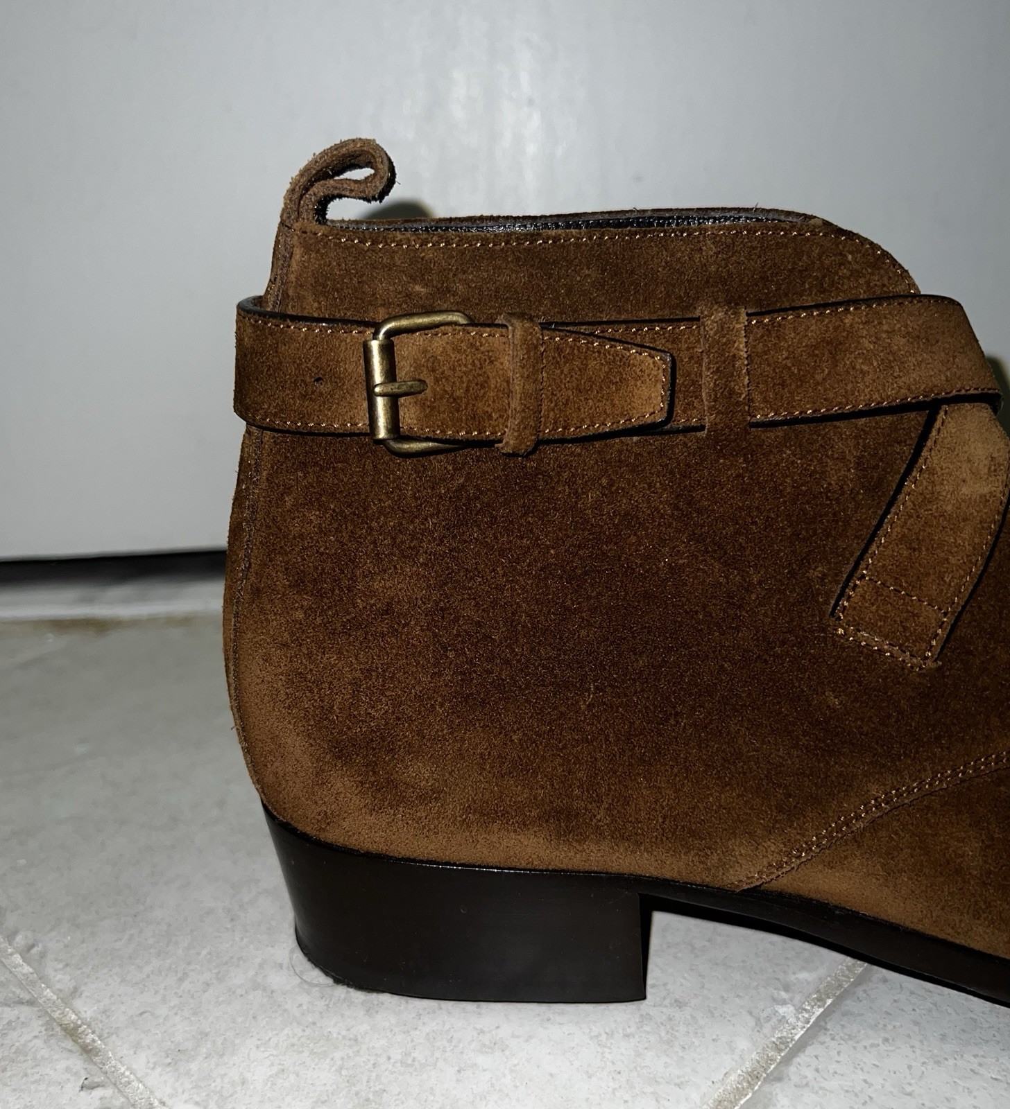 Stivaletti Saint Laurent marroni Wyatt 30 scamosciati con fibbia. 9 US; 42 IT. Italia. $1250