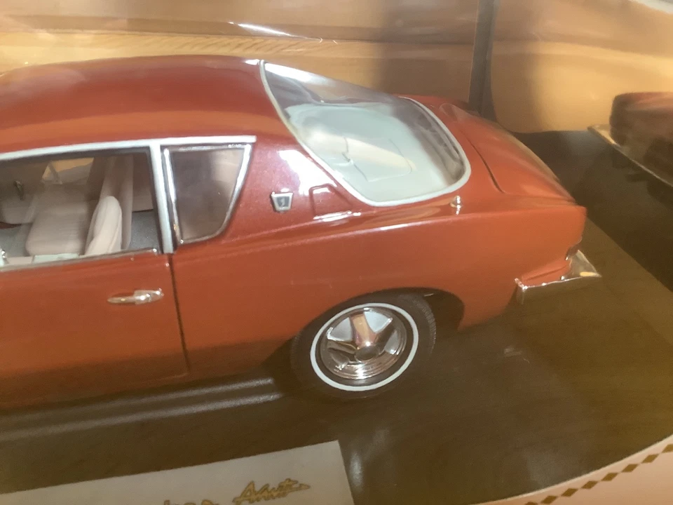 New 1:18 1963 Studebaker Avanti. Signature Models # 18101 unopened box - Image 4 of 4