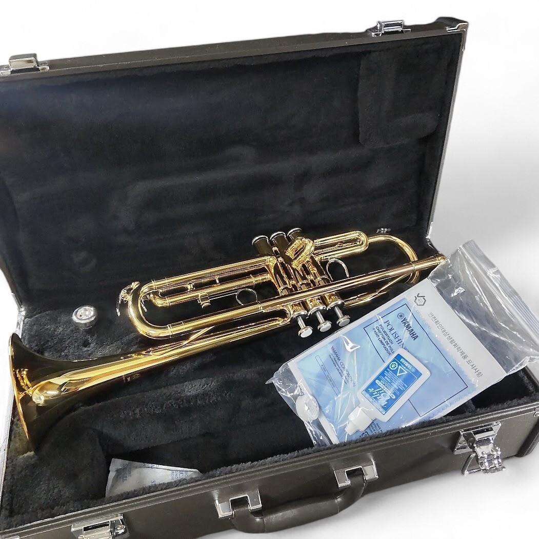 Yamaha YTR-2330 Trumpet standard model Bb Gold Lacquer & Hard Case
