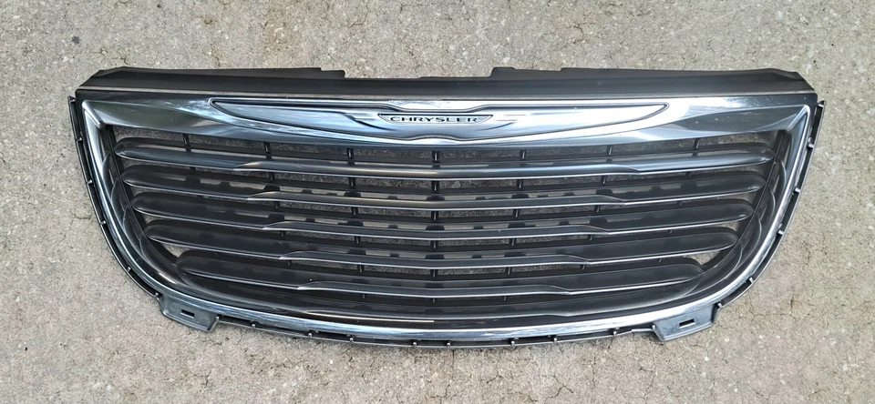 2011-2016 Chrysler Town & Country Upper Grille Silver & Chrome Surround (B) - Image 3 of 4