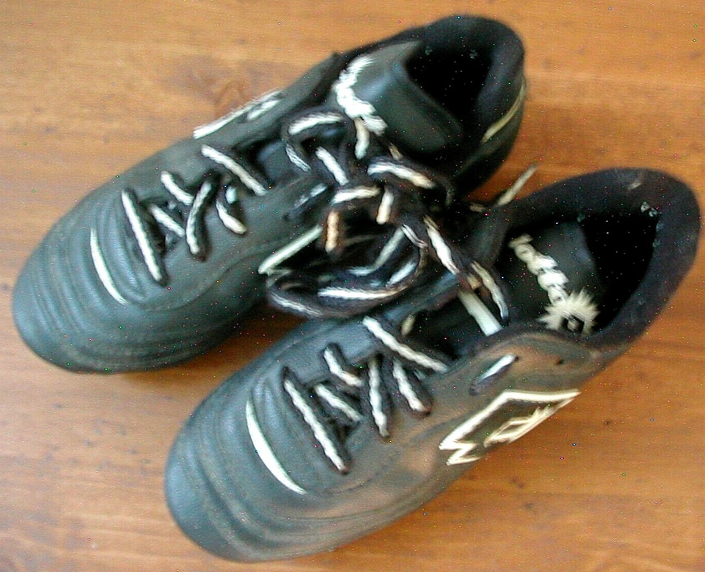 Scarpe da calcio LOTTO tacchetti giovani taglia small nere con accenti bianchi usate in ottime condizioni