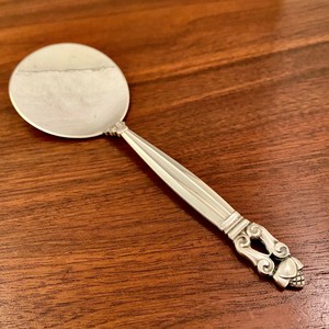 GEORG JENSEN STERLING SILVER ACORN PATTERN PASTRY SERVER - 6 7/8"