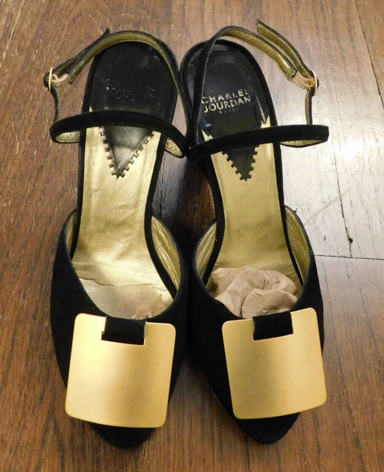 Charles Jourdan De Colección Años 70 Negro Gamuza Bomba 4" Cuña Borde Dorado Colgantes Cuadrados 7.5 Foto 2 de 4
