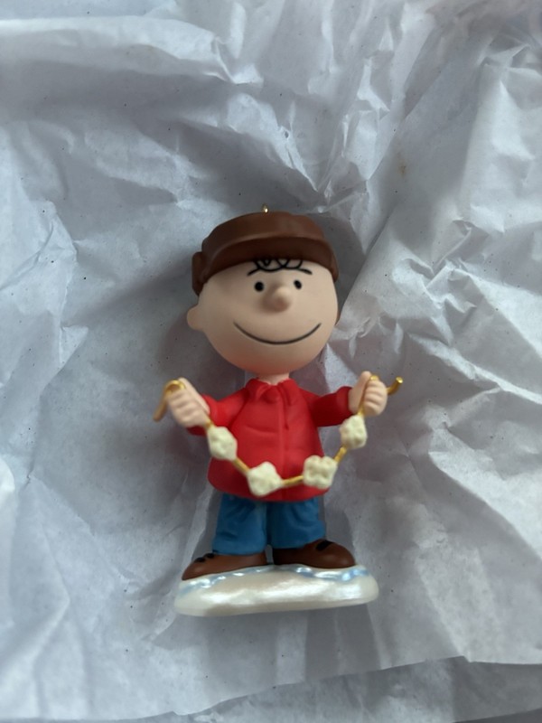 HALLMARK 2015 CHARLIE BROWN DECKING THE TREE PEANUTS ORNAMENT