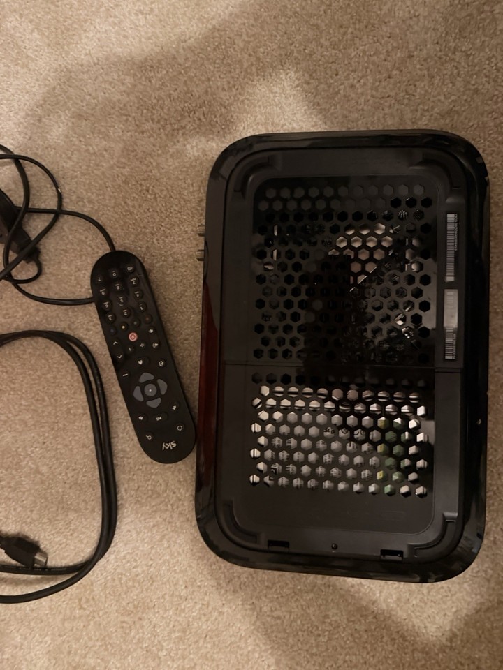Sky Box Display Sky Q 1TB TV Viewing Box ES340A-d8 4K UHD with Remote & power & HDMI ...
