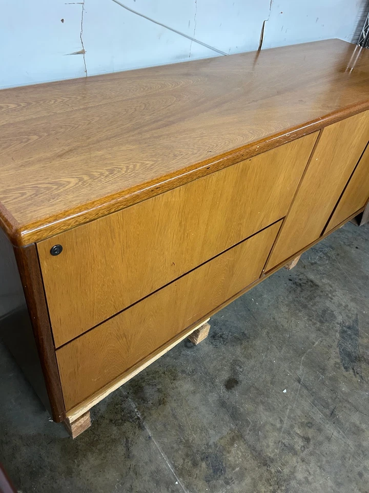 Gabinete de oficina/credenza ejecutivo vintage de mediados de siglo — madera maciza años 80 Foto 2 de 4