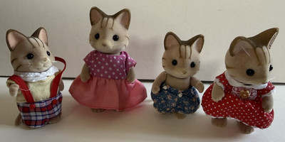 Sylvanian Families gestreifte Katzen vier Katzenfiguren mit Schwänzen