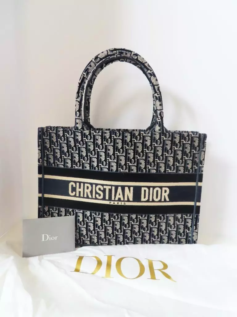 Sac fourre tout Christian Dior bleu marine/écru broderie oblique velours moyen livre 3
