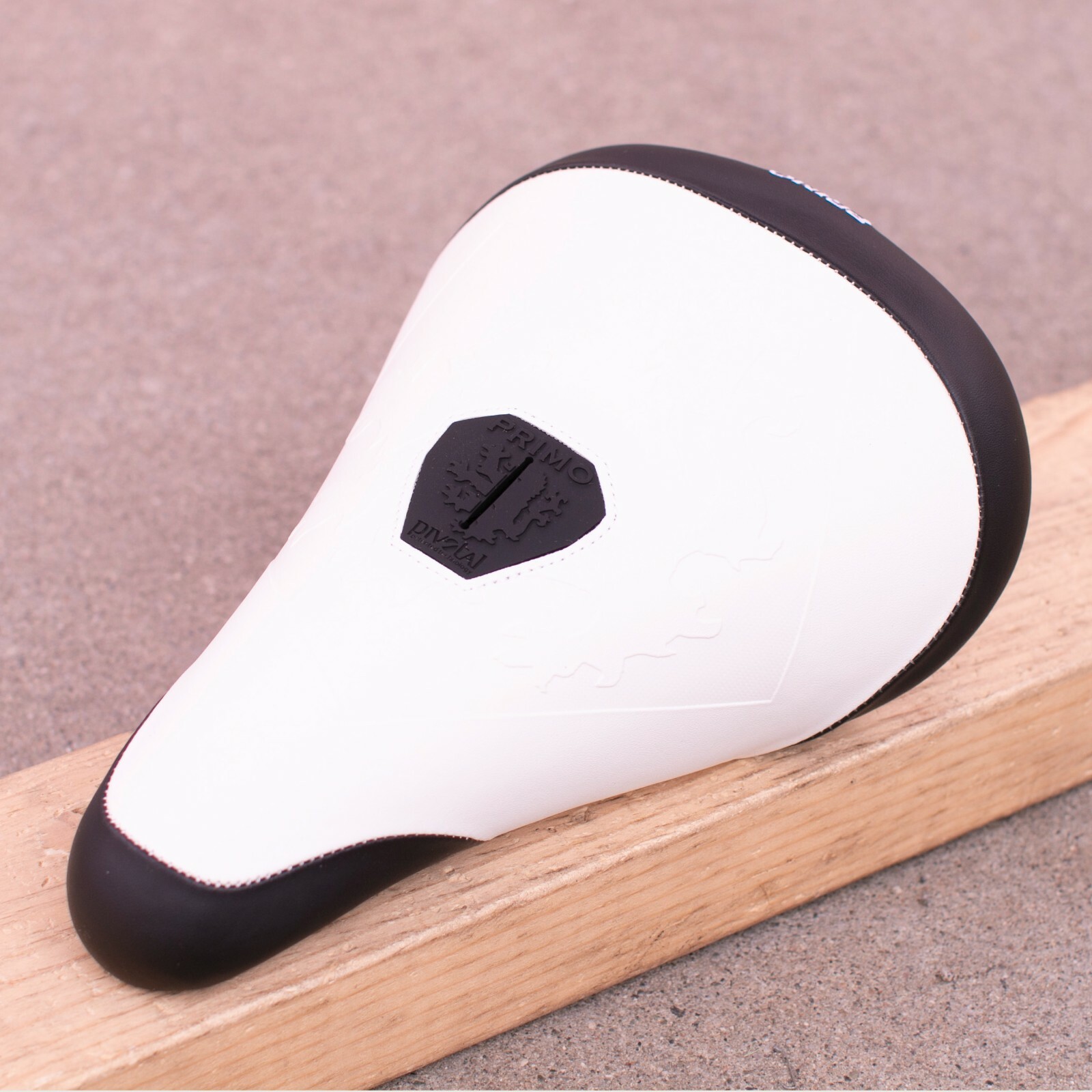 Pivotal Seat White/black