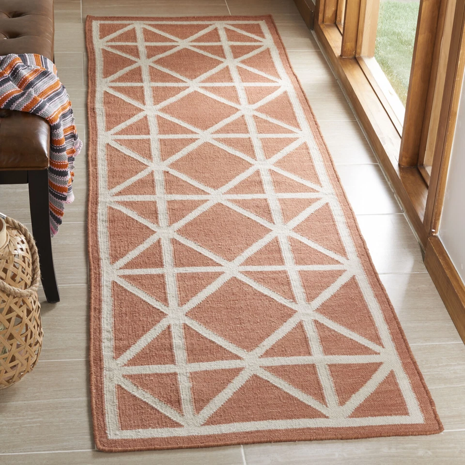 SAFAVIEH Dhurries DHU558A Handwoven Red / Ivory Rug - Image 3 of 4