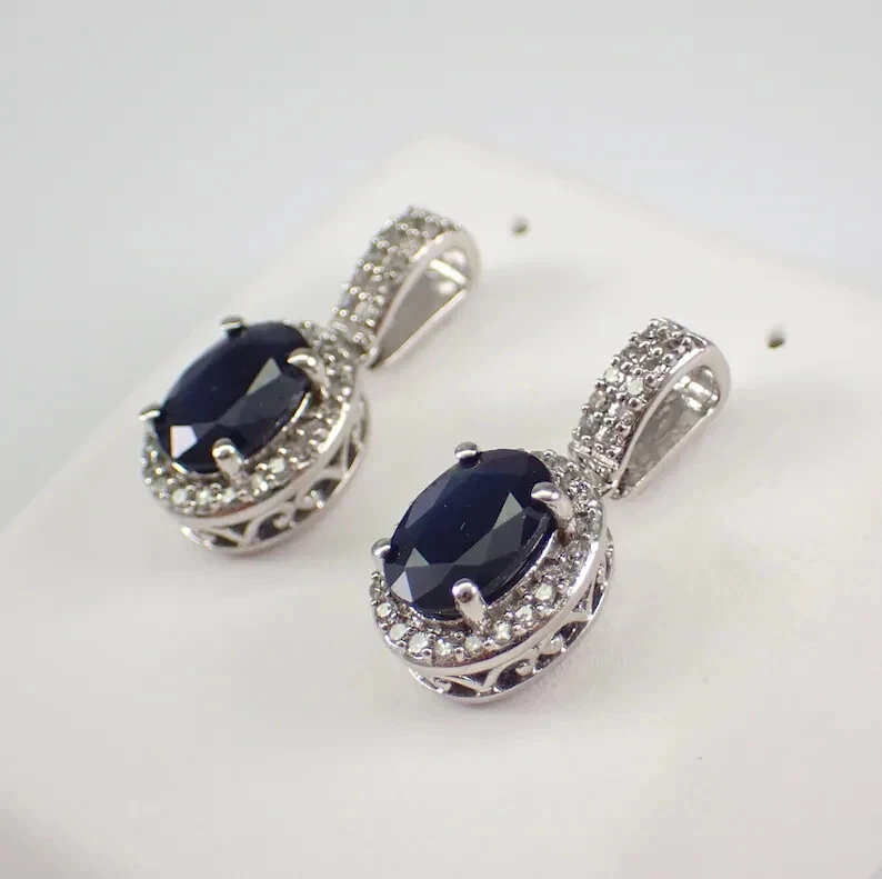 Pendientes colgantes/gotas con halo de zafiro natural de corte ovalado de 3,20 quilates enchapados en oro blanco de 14 quilates Foto 3 de 4