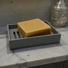 Self draining soap dish