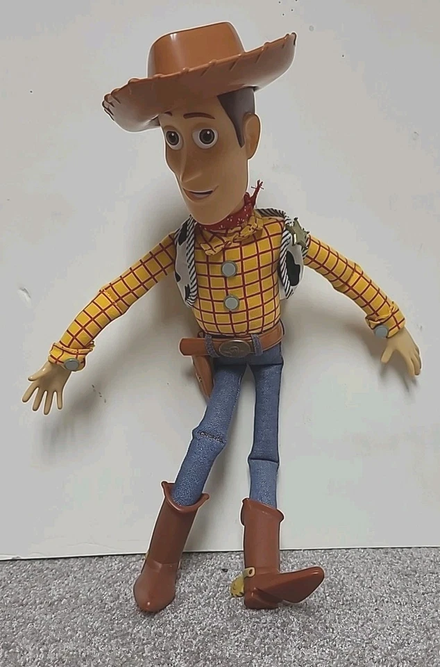 Muñeca Toy Story Sheriff Woody Tirador 16′′ con Sombrero SIN Pistola Usada en Excelente Condición Ultra-Detalle Foto 2 de 4