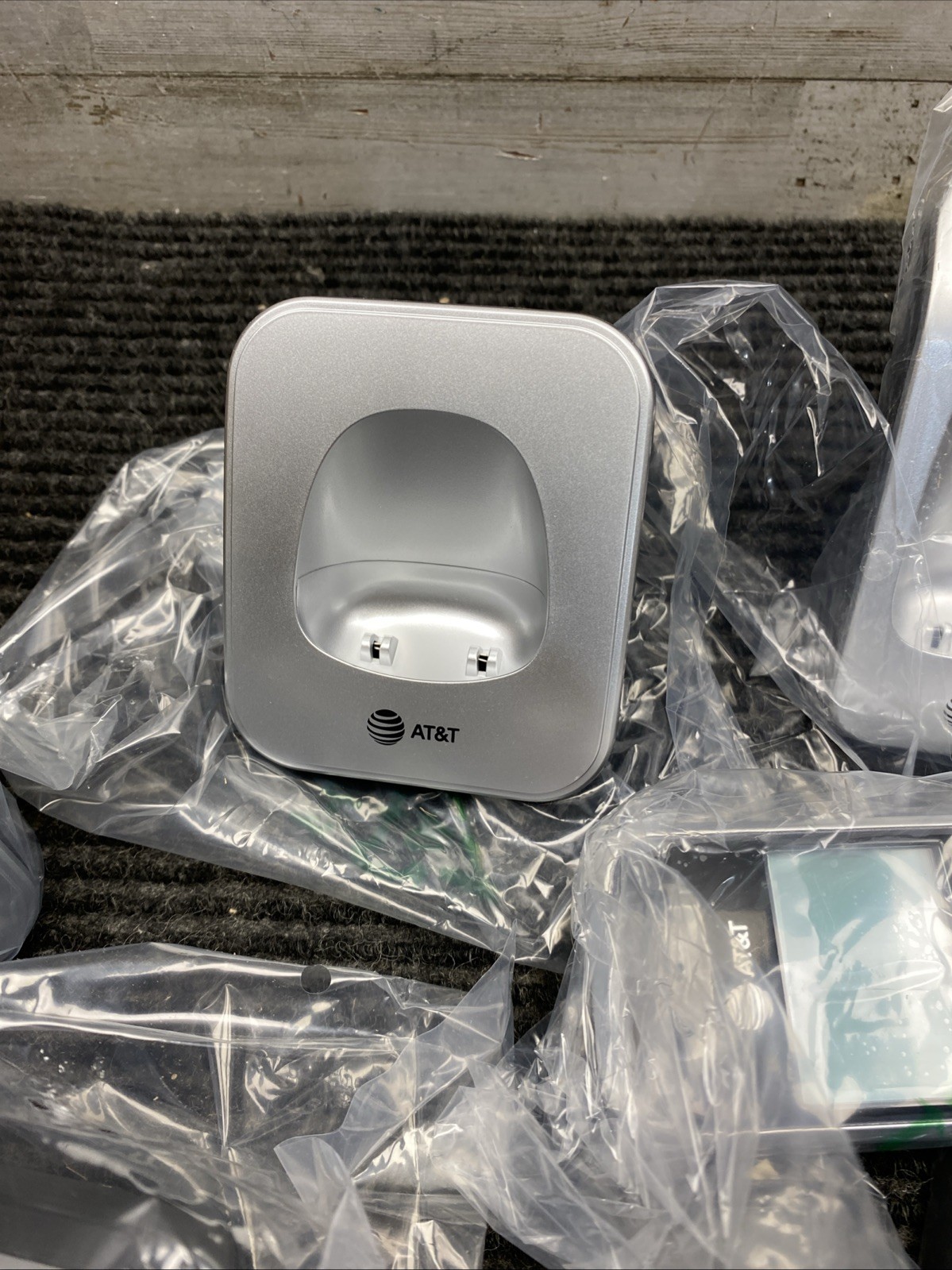 AT&T BL102-4 Cordless Phone  Answering Machine Call Blocking  4 Handsets