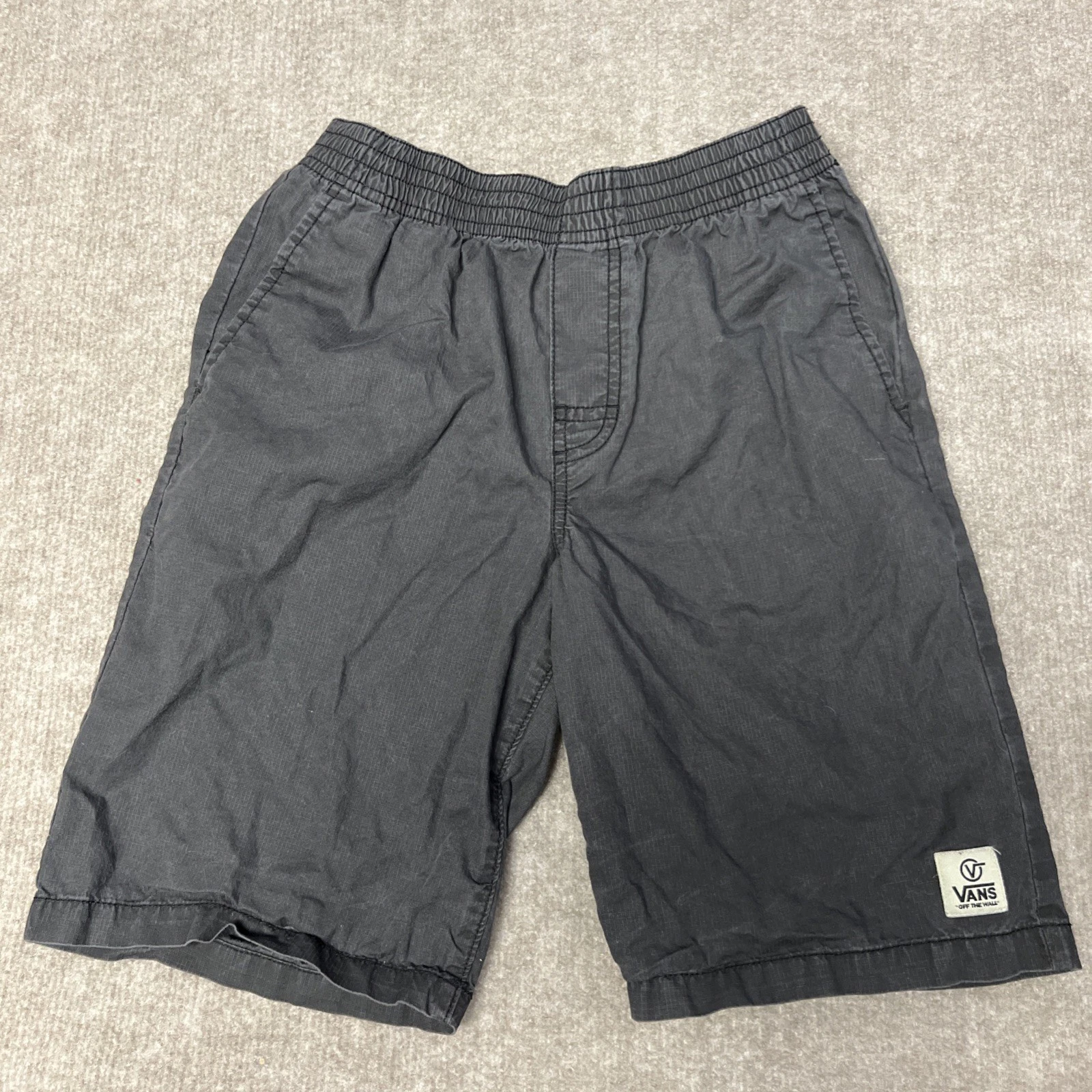 Pantaloncini Vans ragazzo grandi grigi elasticizzati vita skater fuori muro