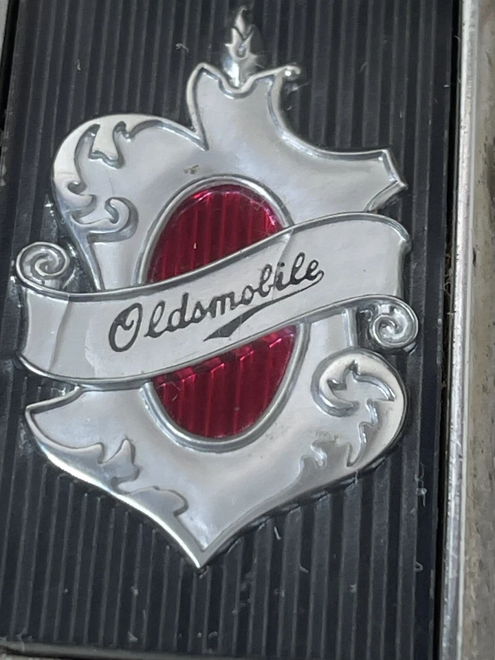 Emblema de tampa central aro roda original Oldsmobile original fabricante de equipamento original PRETO 255229 - Imagem 2 de 4