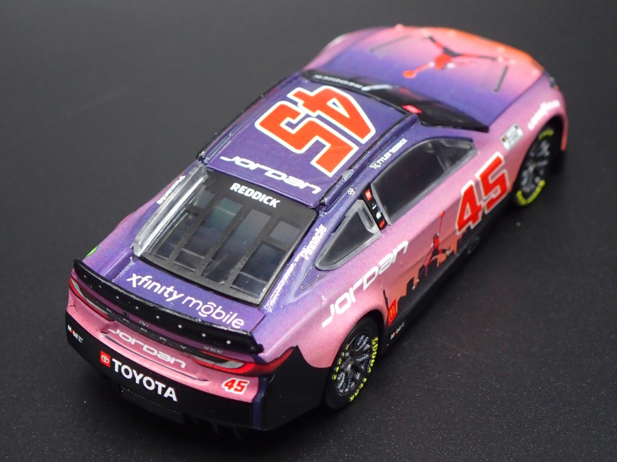 ナスカー 1/24 TOYOTA Camry TRD ディスプレイモデル ナスカー 1/24 TOYOTA Camry TRD ディスプレイモデル - ミニカー