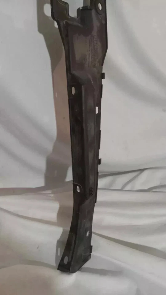 Protector de soporte negro para cubierta de radiador Kia Spectra 2004-2006 OEM Foto 2 de 4