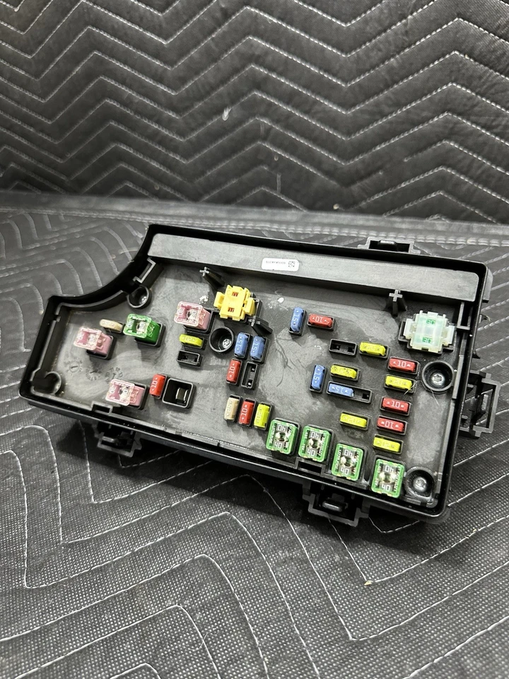 Dodge Avenger Chrysler 200 2011-2014 caja de fusibles módulo de control de carrocería P04692346AE Foto 2 de 4