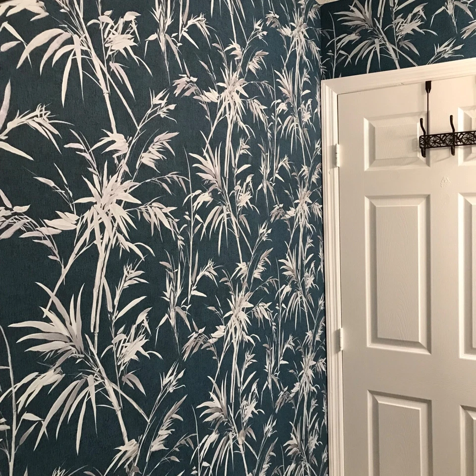 Papel de pared AS no tejido doble rollo azul oscuro tropical con fronda de palma blanca Foto 2 de 4