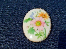 2 Hallmark Vintage 70s Cameo Flower Gold Tone Spring  Pin Brooch   Pendants  NOS