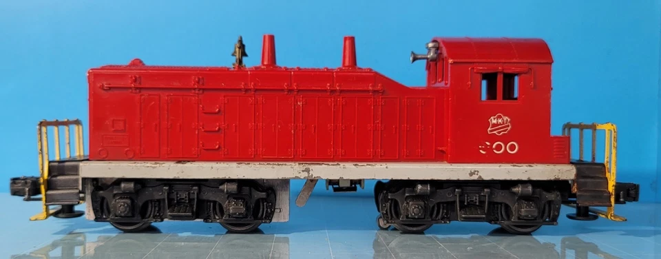 S01: Lionel No. 600 MKT Diesel Switcher 027 Engine Gray Frame Yellow Rails Runs! - Image 2 of 4