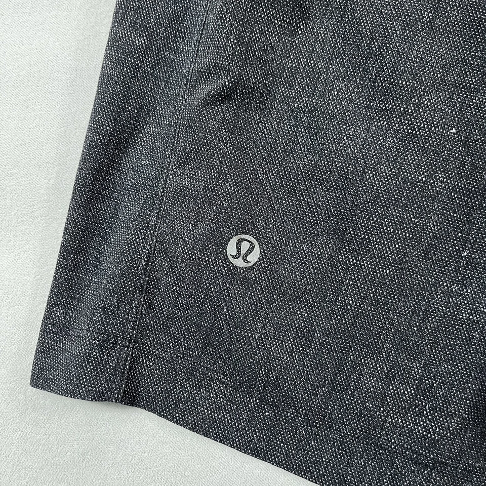 Lululemon Shorts Mens Small Black Gray Lined Athletic Drawstring Waist Pockets - Image 3 of 4