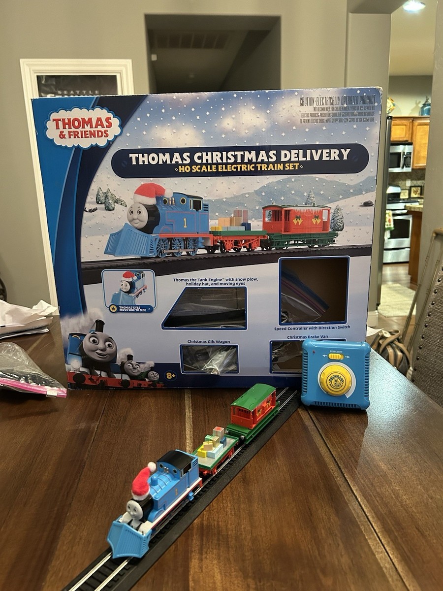 Bachmann Thomas And Friends HO Scale Train set, Christmas Delivery