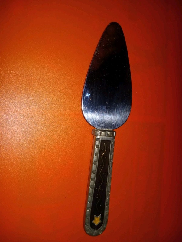 CAKE Serving Tool Sheffield. Unique * Enamelled ! Metal.  *Modern Art ! *