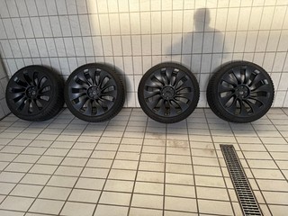 TESLA Winterkompletträder mit Überturbinefelgen