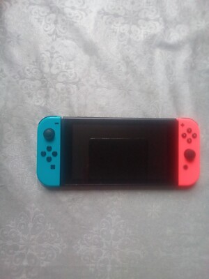 Nintendo Switch 32GB Konsole - Neon-Blau und Rot gebraucht in gutem Zustand