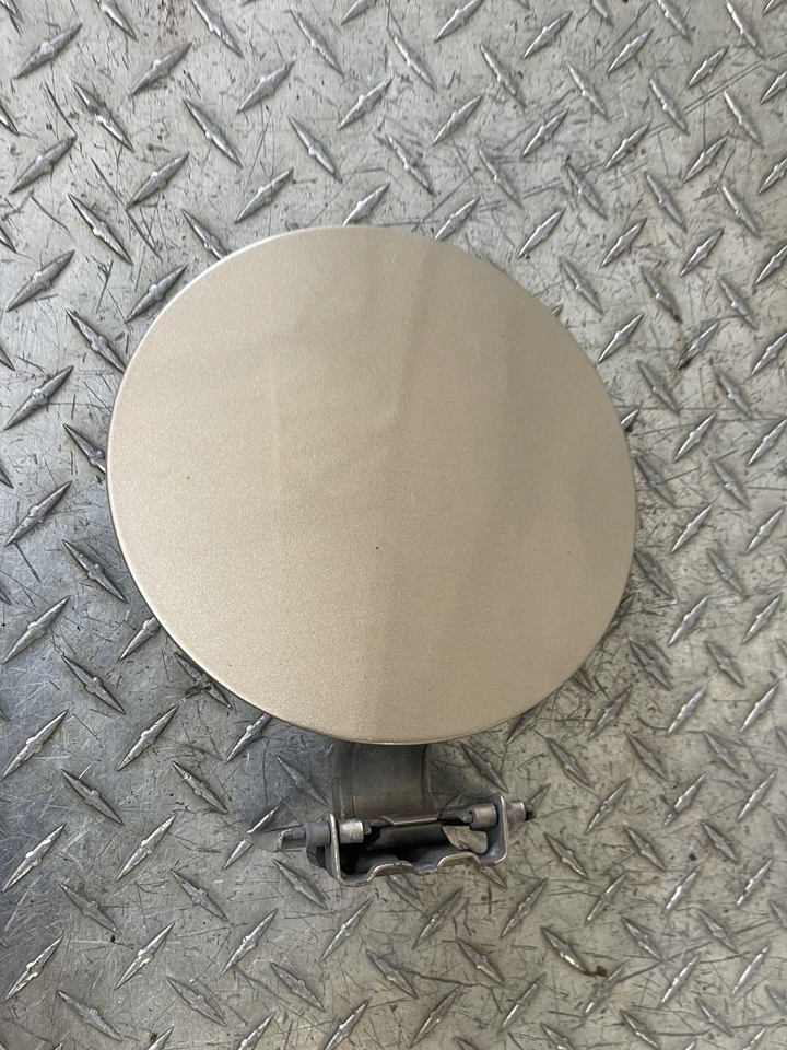 Chevrolet Silverado 1999-2007 puerta del tanque de combustible OEM dorado 398E probado Foto 4 de 4