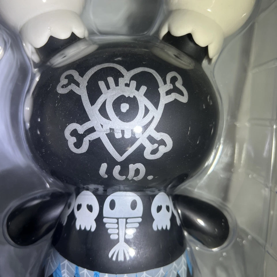 "Figura Dunny Kidrobot We Three Bears Zulu Mong Ilovedust 8"" firmada por Ilovedust" Foto 4 de 4