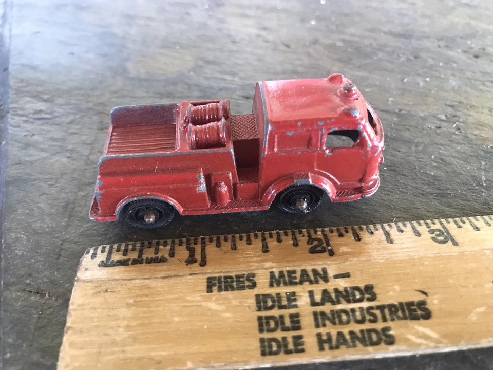 Vintage Corpo de Bombeiros Pumper Pintura Vermelha Chippy Brinquedo Antigo Par de Metal - Imagem 2 de 4